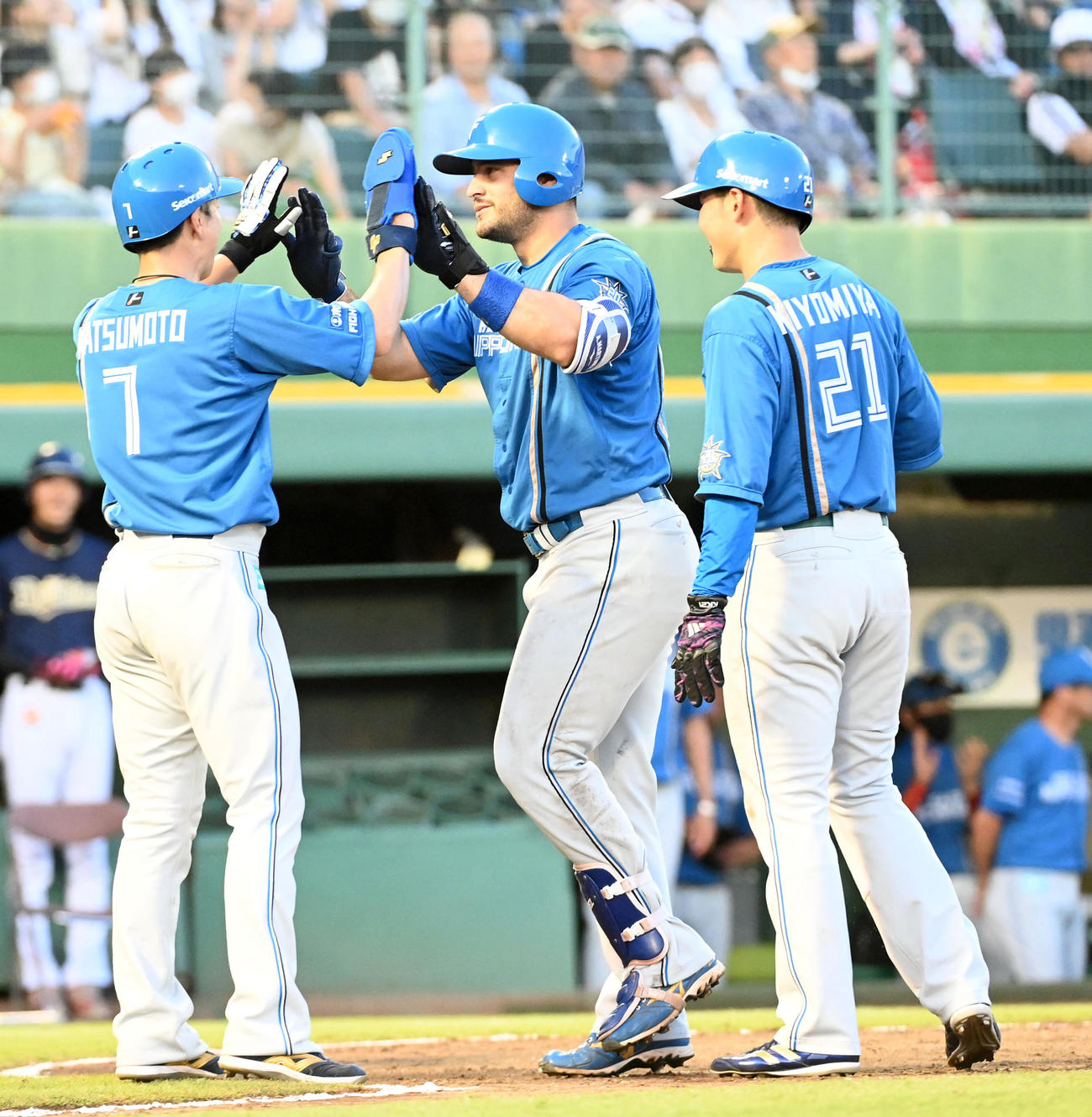 オリックス対日本ハム　9回表日本ハム無死満塁、マルティネスは左中間に満塁本塁打を放ち松本剛（左）とタッチ。右は清宮（撮影・前岡正明）