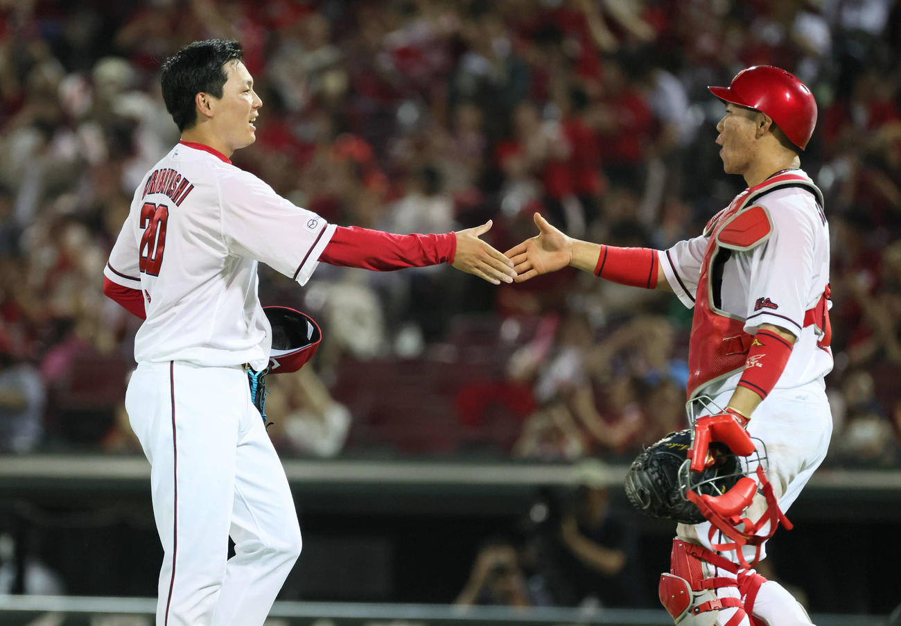 広島対中日　9回表中日、抑えで登板した栗林（左）は坂倉と握手（撮影・加藤孝規）