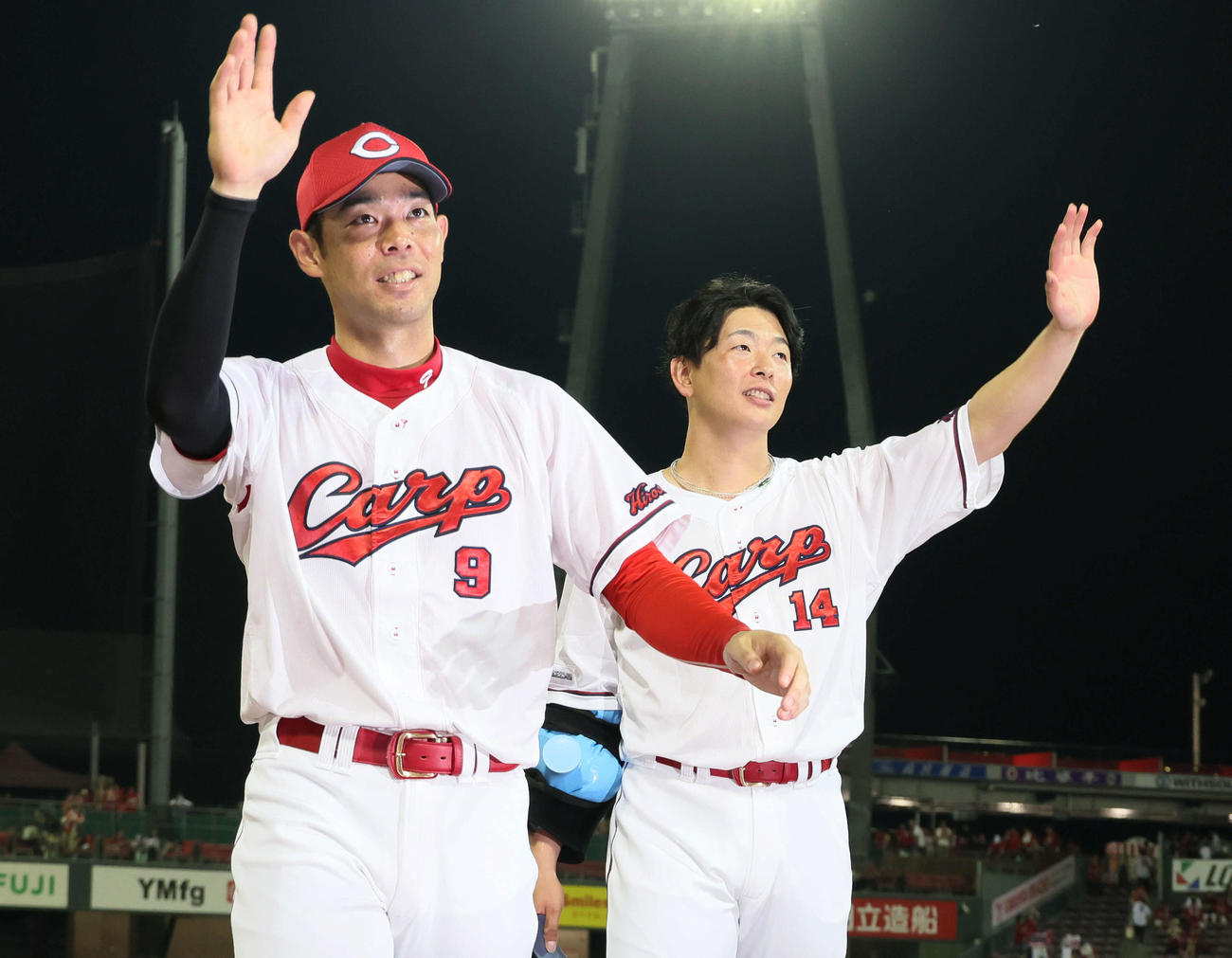 広島対中日　ファンの声援に応える秋山（左）と大瀬良（撮影・加藤孝規）