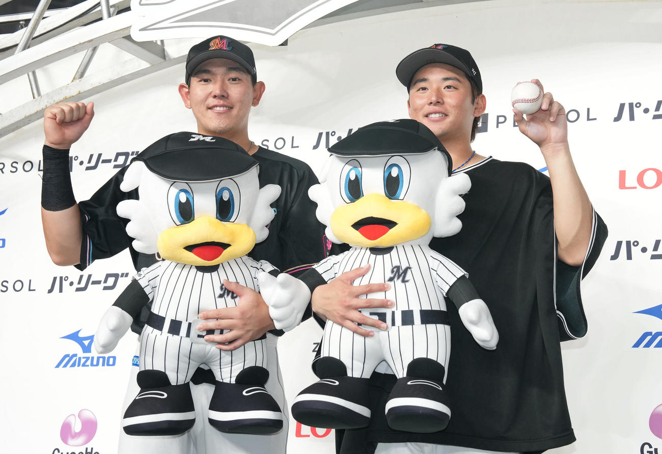 ロッテ対ソフトバンク　プロ初勝利のロッテ横山はお立ち台でウイニングボールを見せる。左は安田（撮影・鈴木みどり）