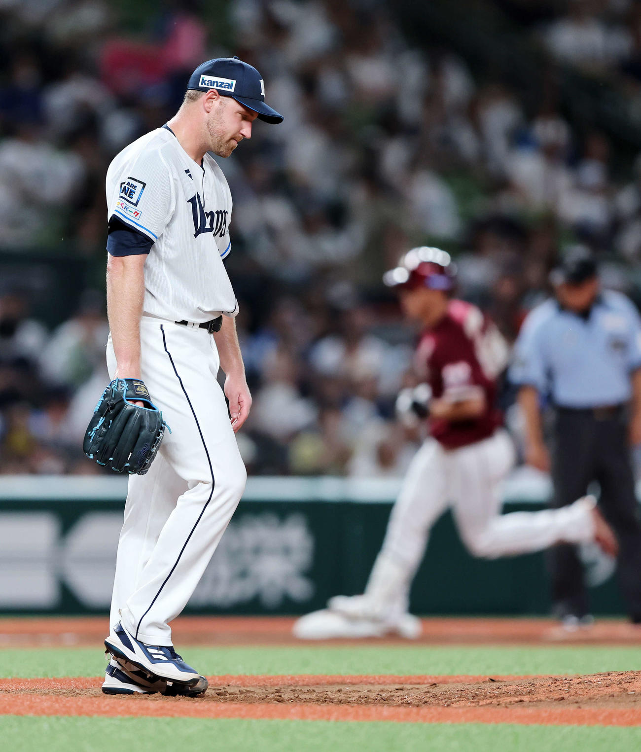 西武対楽天　4回表楽天2死一、三塁、辰己（右）に右越え3点本塁打を放たれ悔しそうな表情を見せる西武エンス（撮影・鈴木正人）