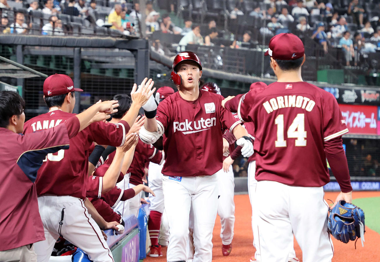 西武対楽天　4回表楽天2死一、三塁、3点本塁打を放った辰己（中央）はチームメートとタッチを交わす（撮影・鈴木正人）