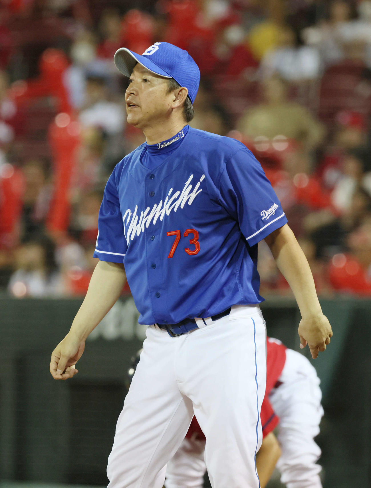 広島対中日　7回表中日2死一、三塁、代打の川越の左適時打で一走の村松は二塁に向かうもアウト。リクエストした立浪監督（撮影・加藤孝規）