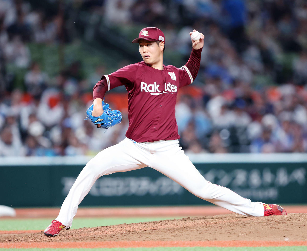 西武対楽天　力投する楽天3番手の鈴木翔（撮影・鈴木正人）
