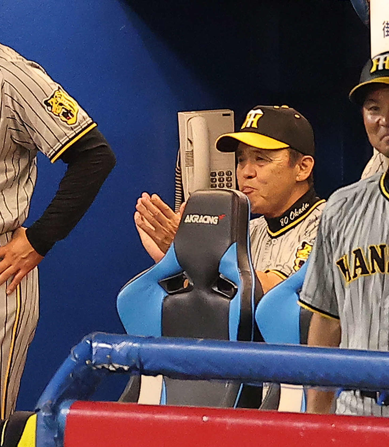 ヤクルト対阪神　6回裏、戦況を見守る岡田監督（撮影・河田真司）