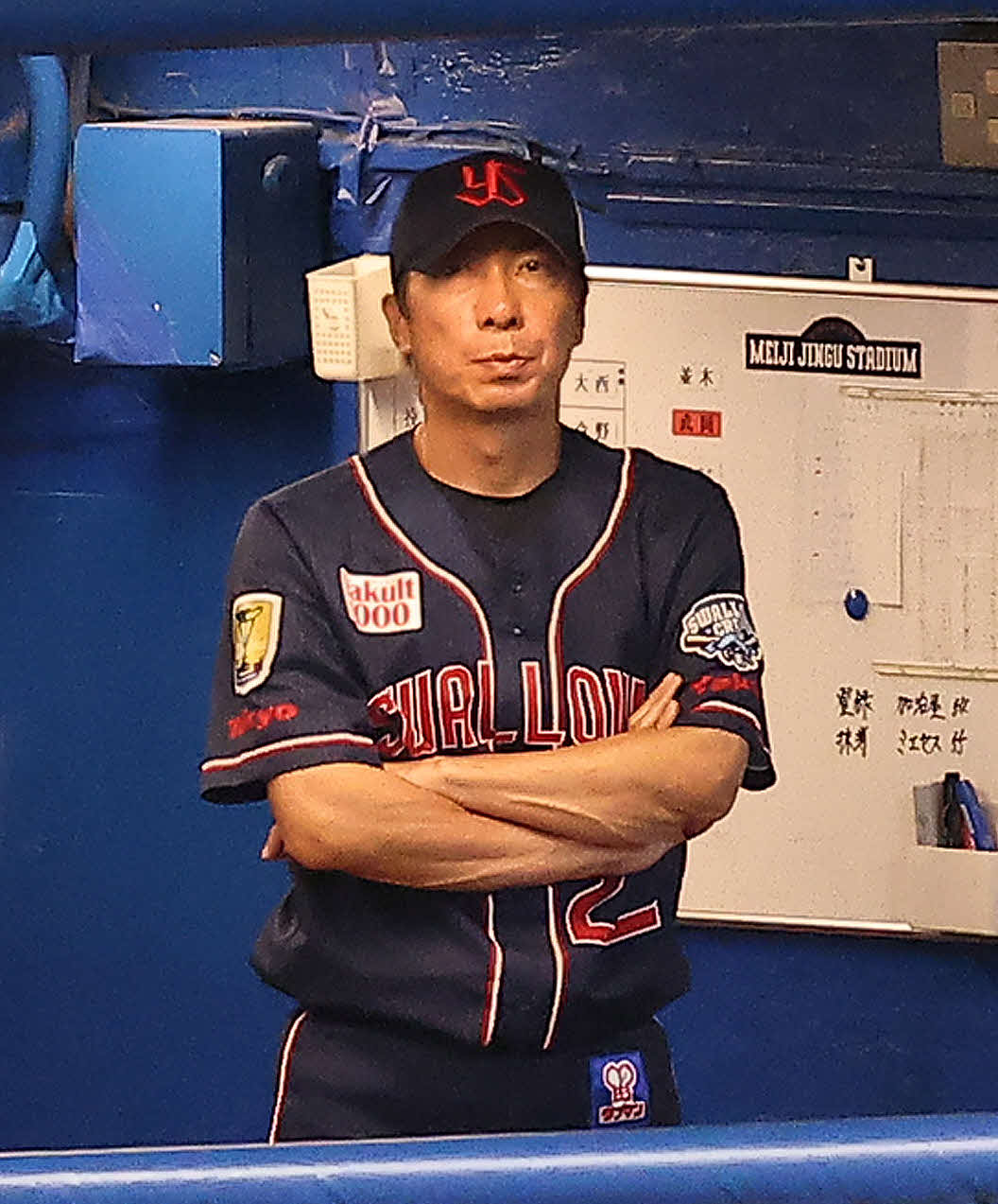 ヤクルト対阪神　4回裏、戦況を見守る高津監督（撮影・河田真司）