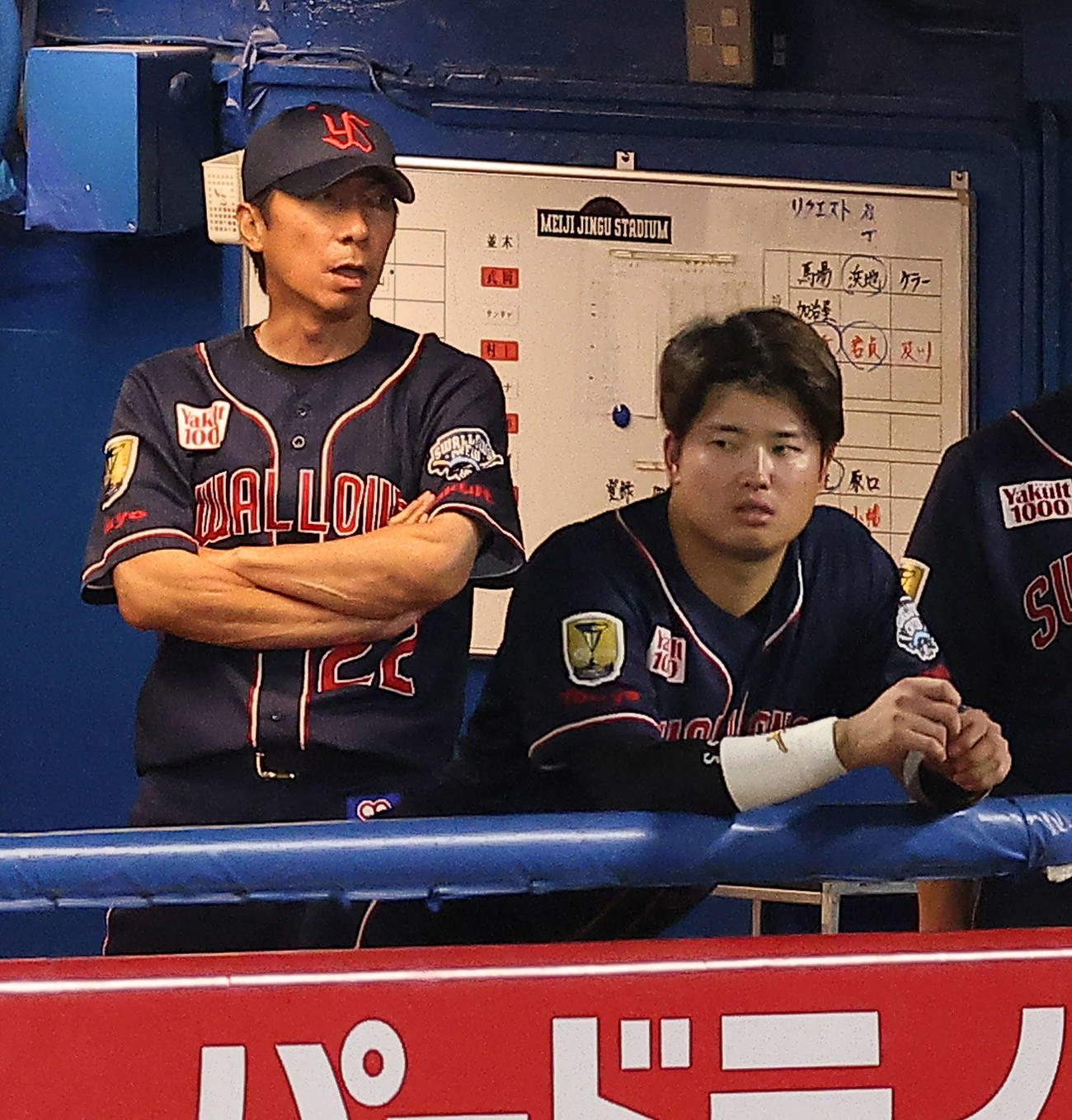 ヤクルト対阪神　9回裏、ベンチから戦況を見守る高津監督（左）と村上（撮影・河田真司）