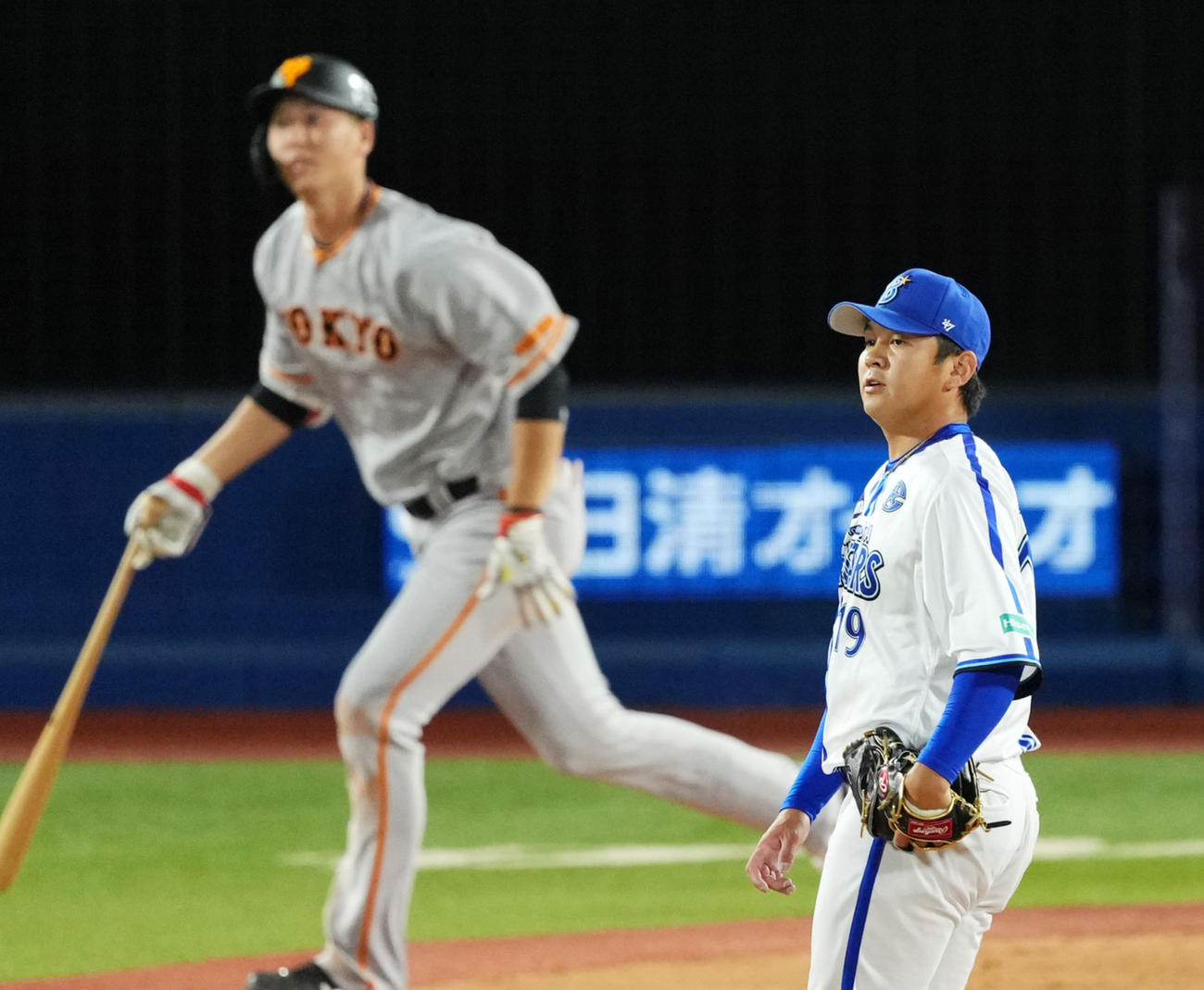 DeNA対巨人　7回表巨人2死、秋広に右中間へ本塁打を浴び打球を見上げる山崎（撮影・横山健太）