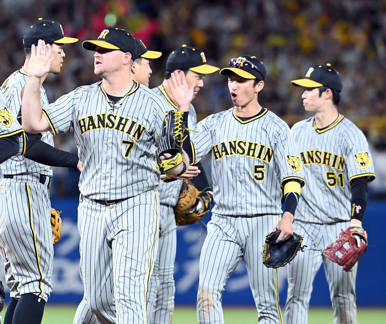 ヤクルト対阪神　ヤクルトに勝利し笑顔でナインとハイタッチする阪神近本（撮影・たえ見朱実）