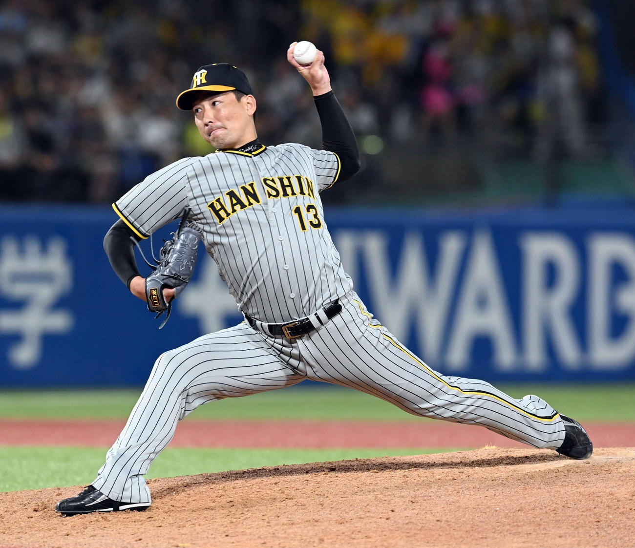 ヤクルト対阪神　9回からマウンドに上がった阪神岩崎（撮影・たえ見朱実）
