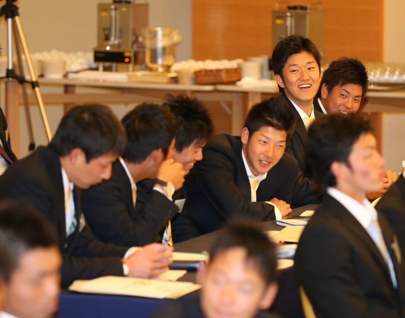2014年3月、新人選手研修会に出席した阪神の右から梅野隆太郎、岩貞祐太、横田慎太郎、陽川尚将、山本翔也、岩崎優