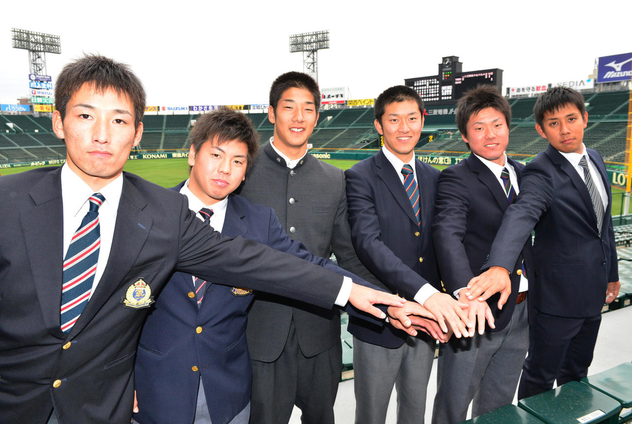 2013年12月8日、甲子園の施設見学でポーズをとる新人選手たち、左から岩崎優、梅野隆太郎、横田慎太郎、岩貞祐太、陽川尚将、山本翔也