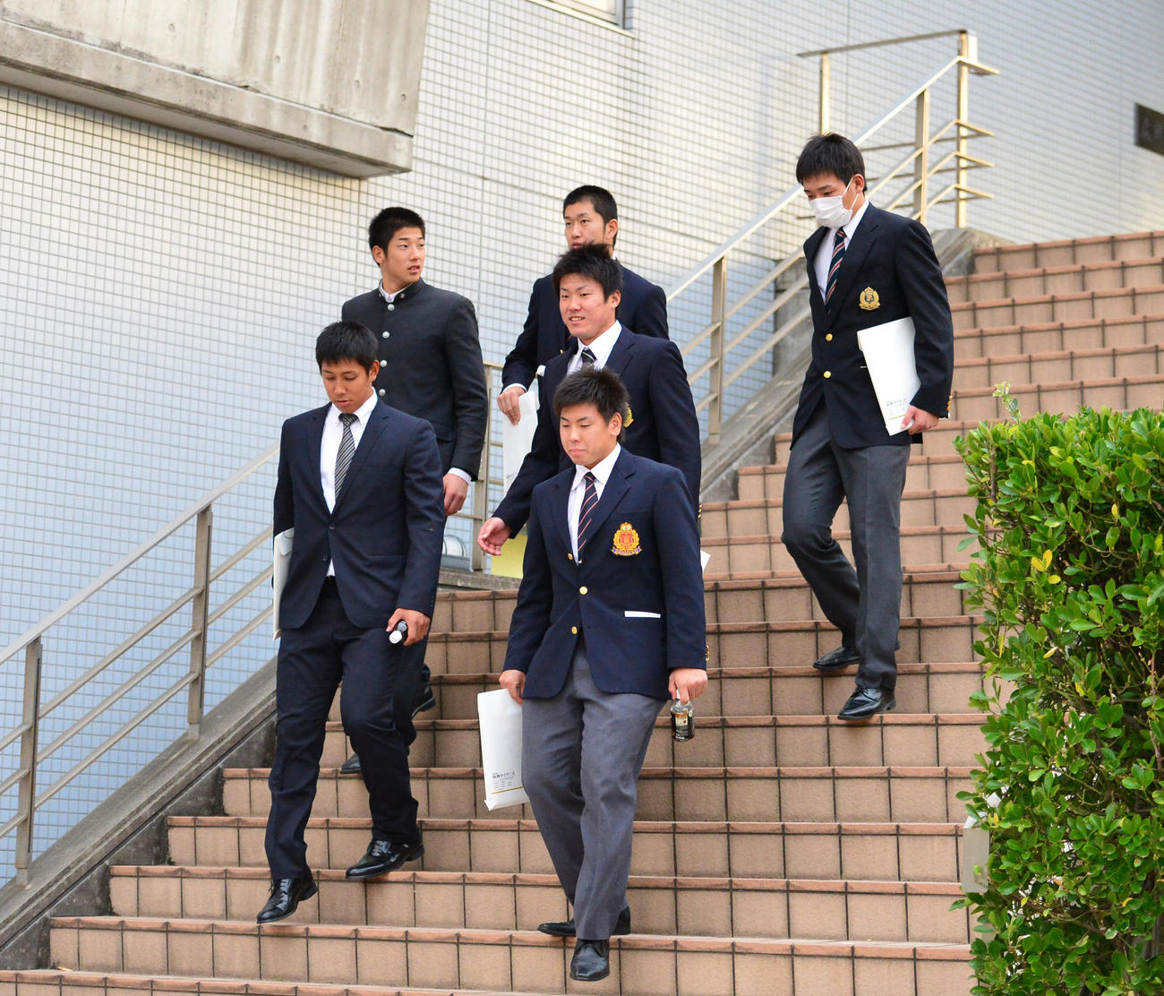 2013年12月8日、施設見学で虎風荘を訪れる新人たち、左手前から時計回りに山本翔也、横田慎太郎、岩貞祐太、岩崎優（マスク）、陽川尚将、梅野隆太郎