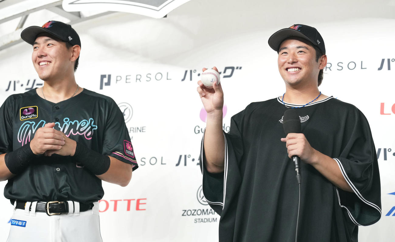 ロッテ対ソフトバンク　プロ初勝利のロッテ横山はお立ち台でウイニングボールを見せる。左は安田（撮影・鈴木みどり）