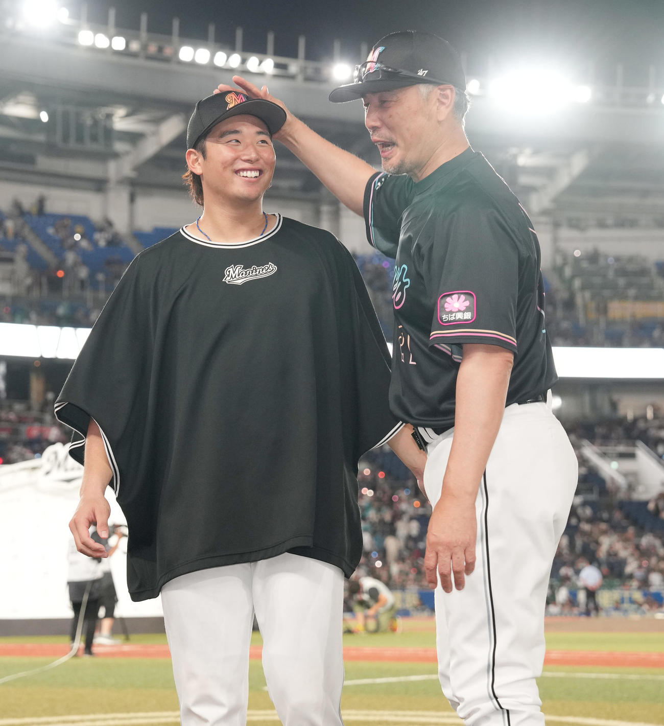 ロッテ対ソフトバンク　プロ初勝利のロッテ横山（左）は吉井監督から頭をなでられる（撮影・鈴木みどり）