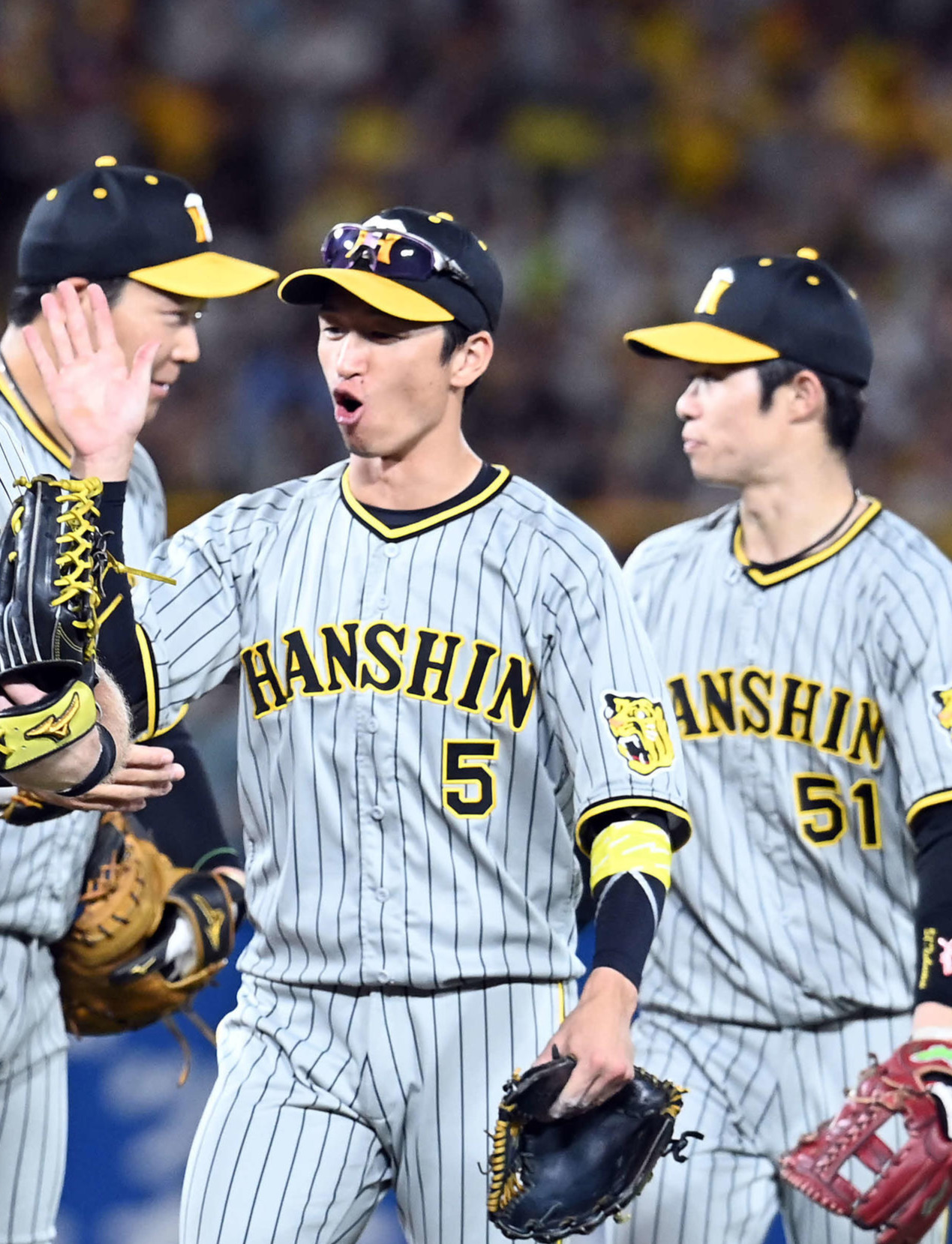 ヤクルト対阪神　ヤクルトに勝利し笑顔でナインとハイタッチする阪神近本（撮影・たえ見朱実）