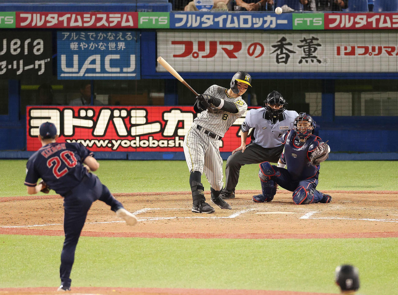 ヤクルト対阪神　8回表阪神1死一、二塁、左中間に適時二塁打を放つ佐藤輝。投手木沢（撮影・河田真司）