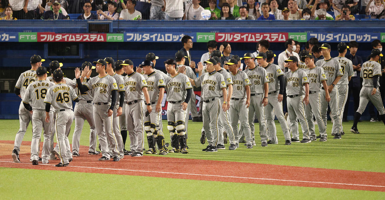 ヤクルト対阪神　ヤクルトに勝利し、選手とタッチを交わす岡田監督（中央）（撮影・河田真司）