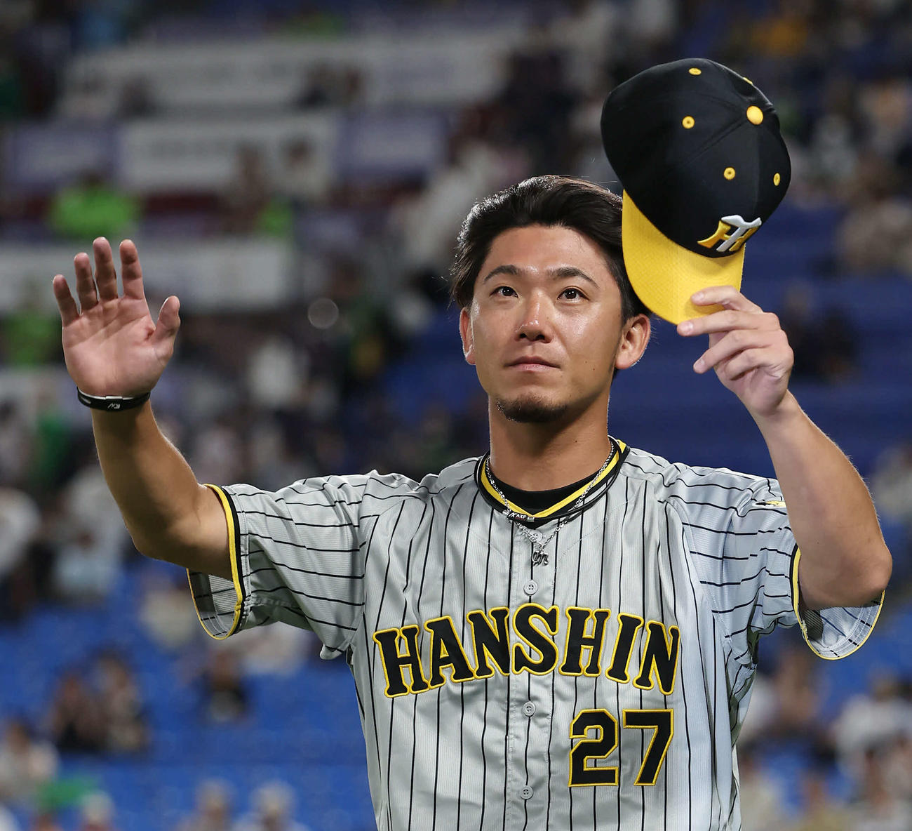 ヤクルト対阪神　ヤクルトに勝利し、ファンの声援に応える阪神伊藤将（撮影・前田充）