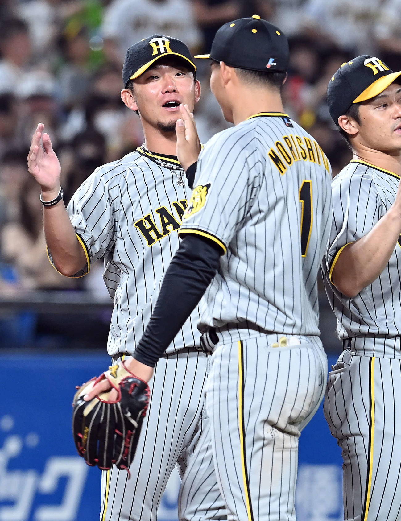 ヤクルト対阪神　ヤクルトに勝利し今季4勝目を挙げた伊藤将は森下と笑顔でハイタッチ（撮影・たえ見朱実）