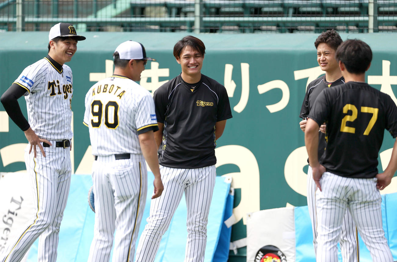 投手指名で笑顔を見せる、左から才木、久保田投手コーチ、西純、大竹、伊藤将（撮影・上山淳一）