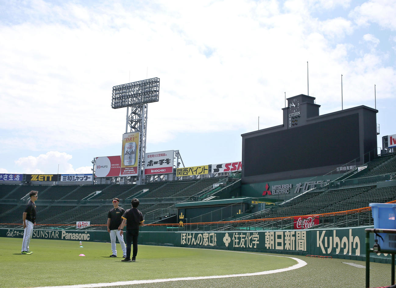 甲子園球場で汗を流す大竹（左）と西純（撮影・上山淳一）