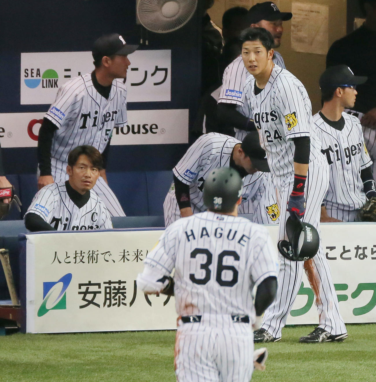 16年3月25日　阪神対中日　開幕戦に出場した鳥谷敬氏（左）と横田慎太郎さん（右から2人目）