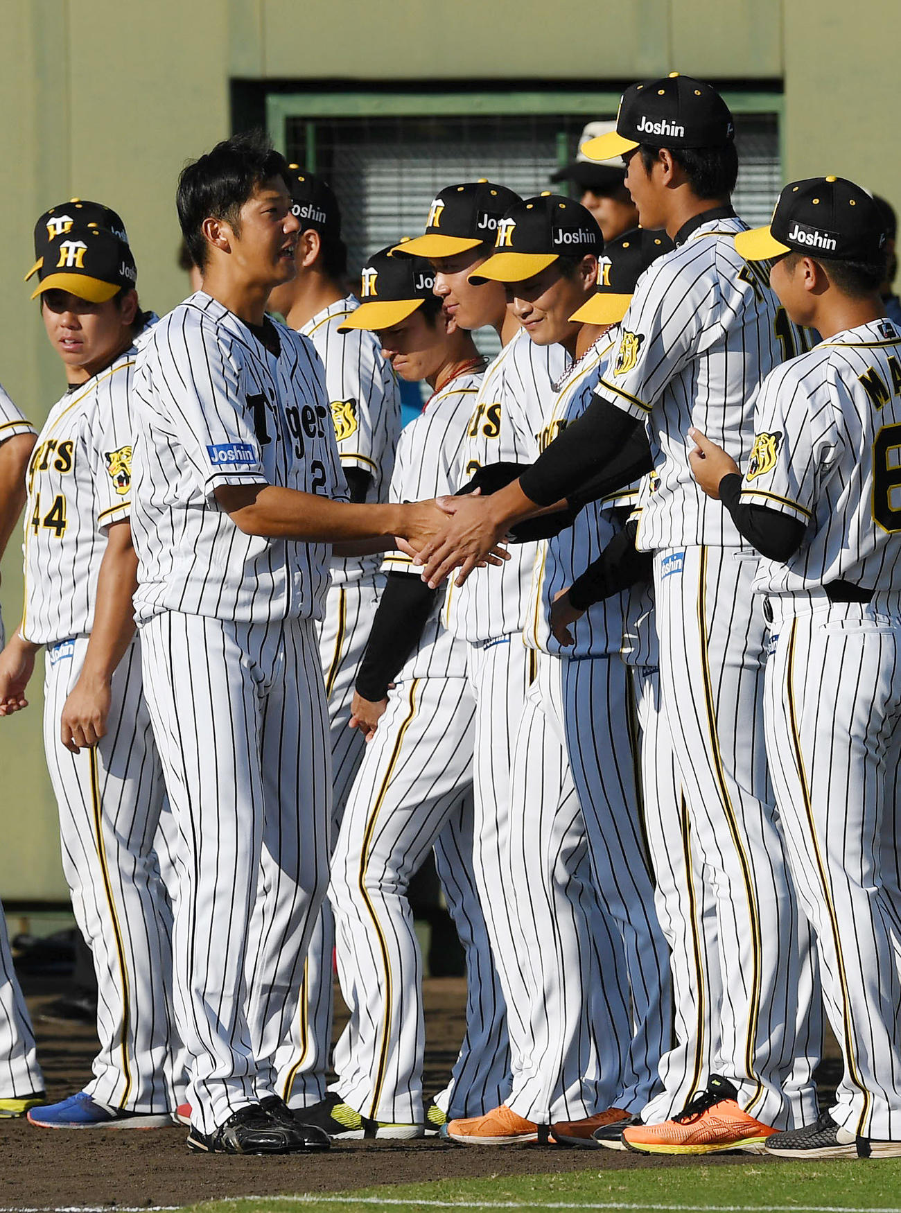 19年9月26日　引退セレモニーで握手を交わす横田慎太郎さん（左から2人目）と藤浪晋太郎（右から2人目）