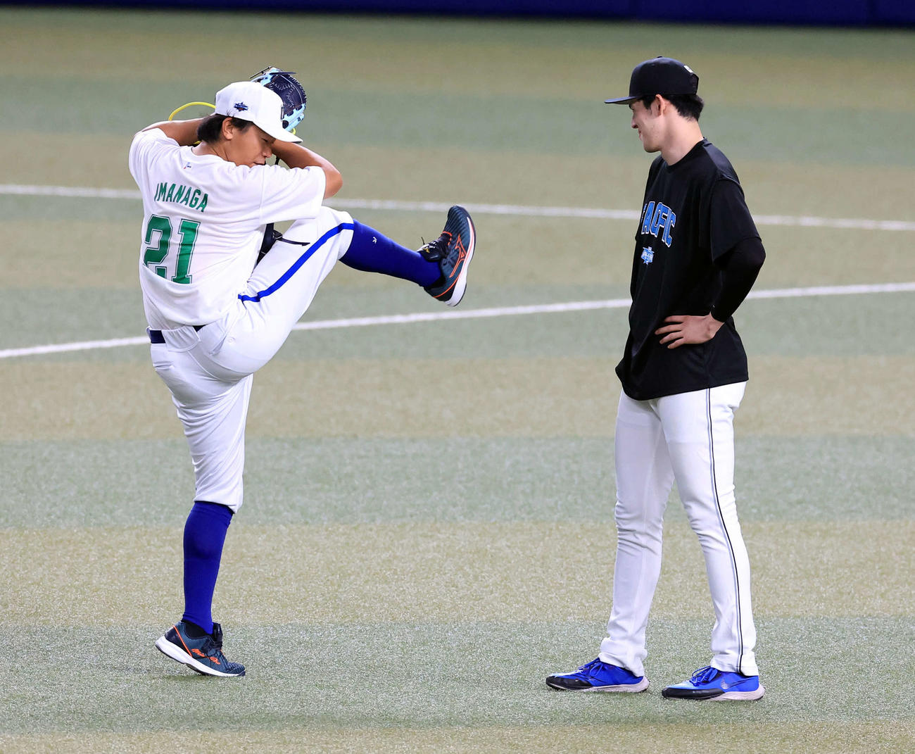 ロッテ佐々木朗（右）と話しながら投球フォームのマネをするDeNA今永（2023年7月19日撮影）