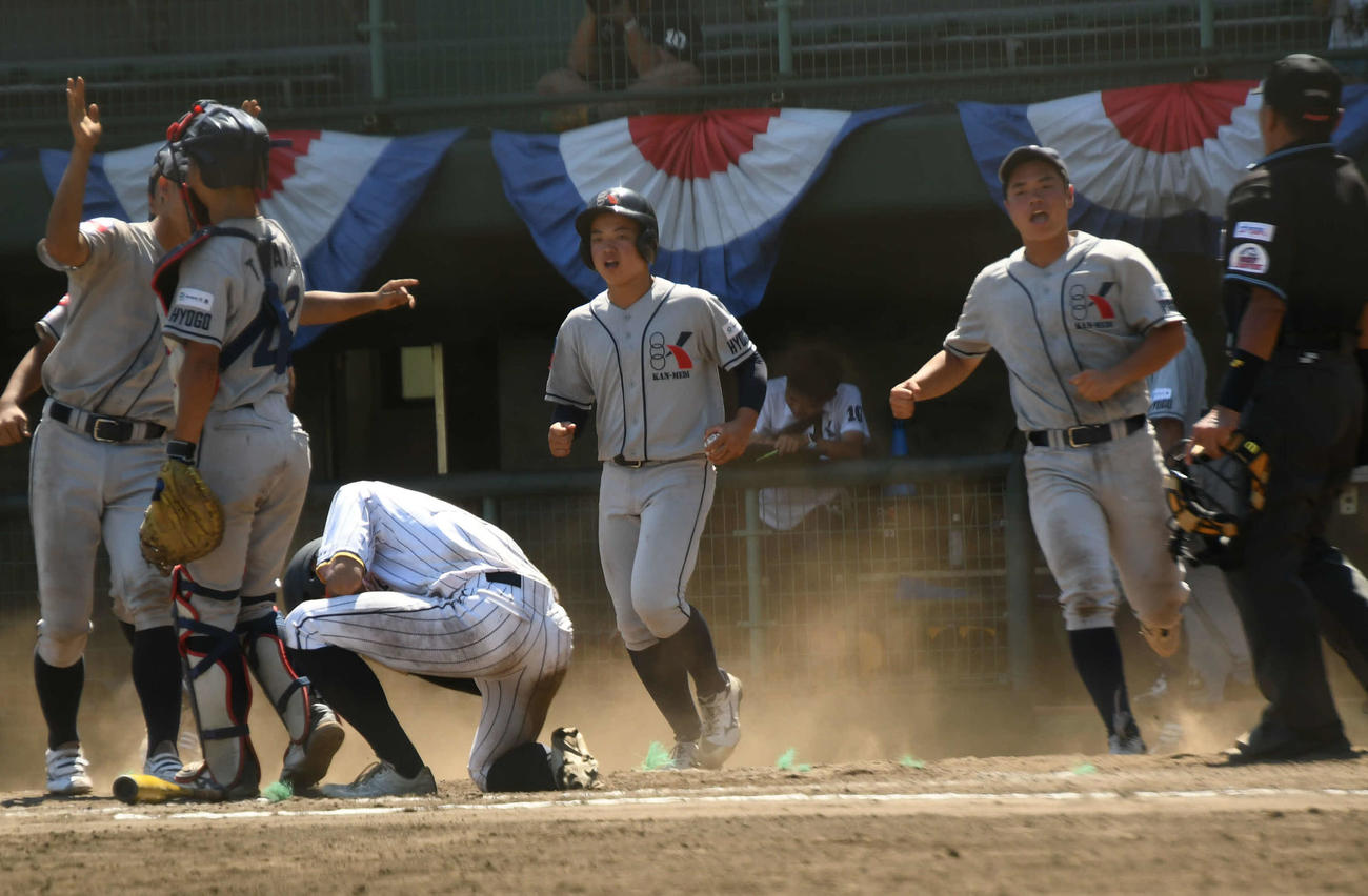 激戦を制して喜ぶ関メディ学院ナインと見逃し三振に倒れうずくまる江東ライオンズの石井