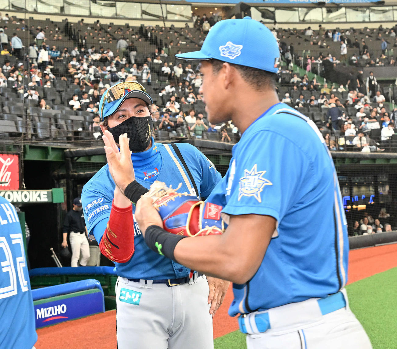 日本ハム新庄剛志監督（左）は万波中正とタッチをかわす（2023年5月撮影）