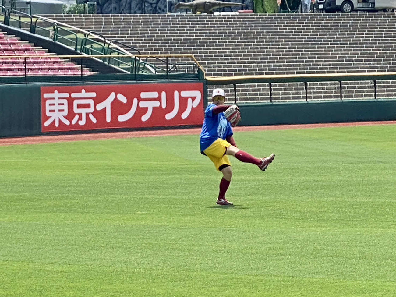 キャッチボールをして調整する楽天松井裕