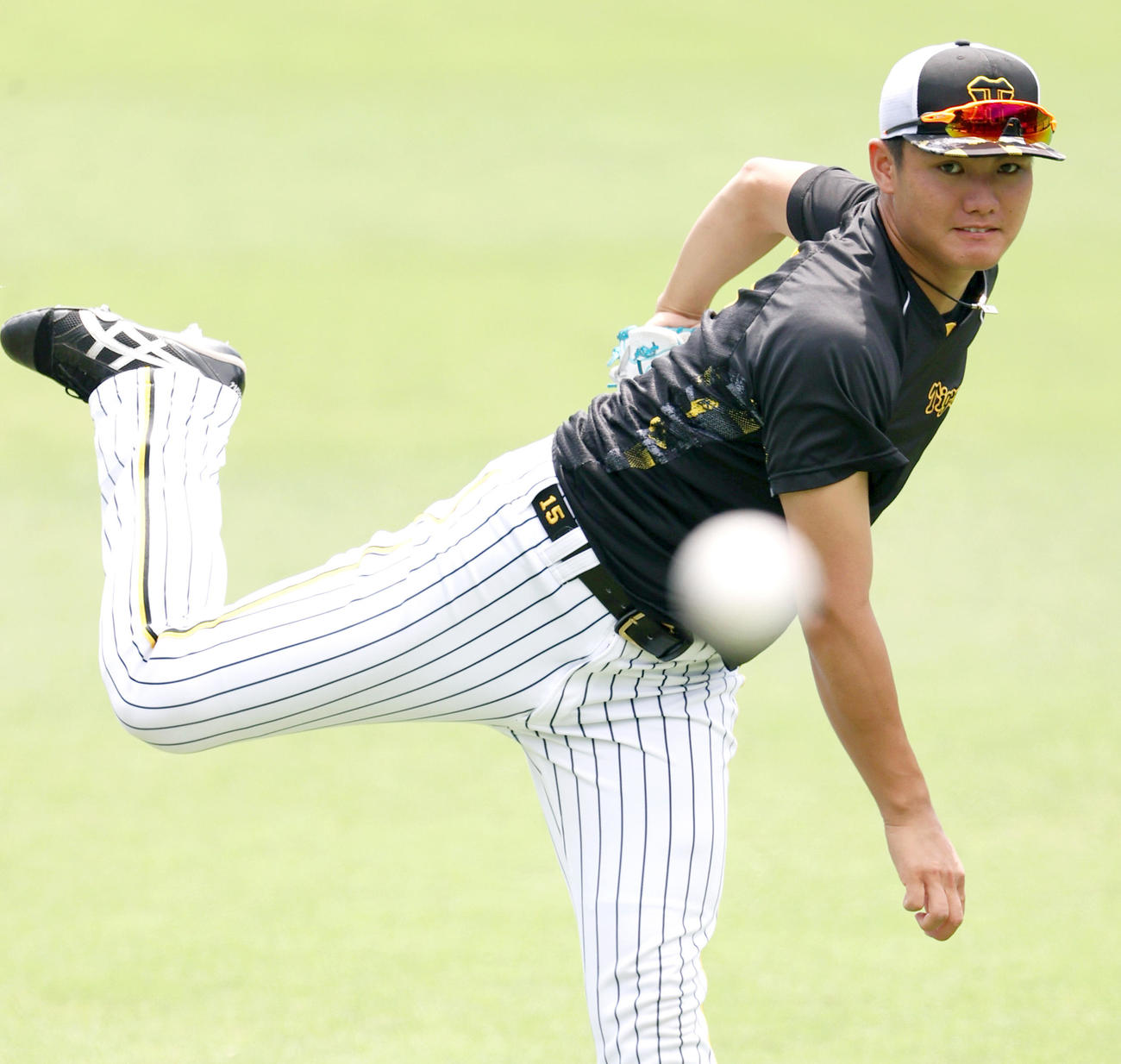 投手指名練習でキャッチボールする西純（撮影・上山淳一）