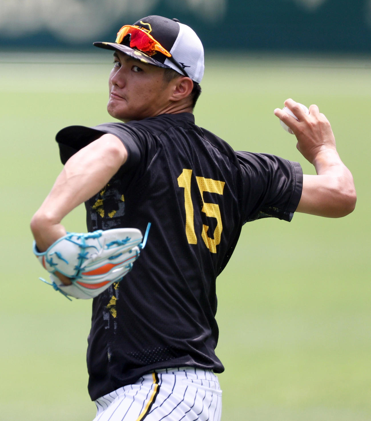 投手指名練習でキャッチボールする西純（撮影・上山淳一）