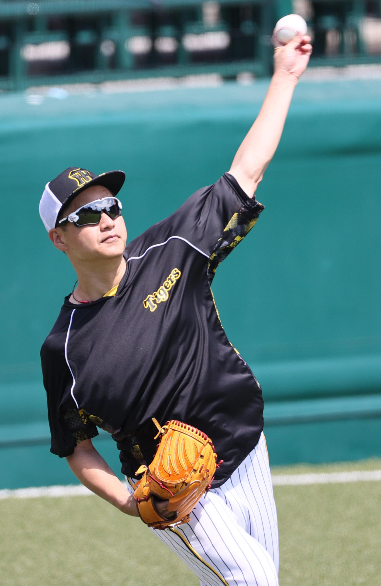 投手指名練習でキャッチボールする大竹（撮影・上山淳一）