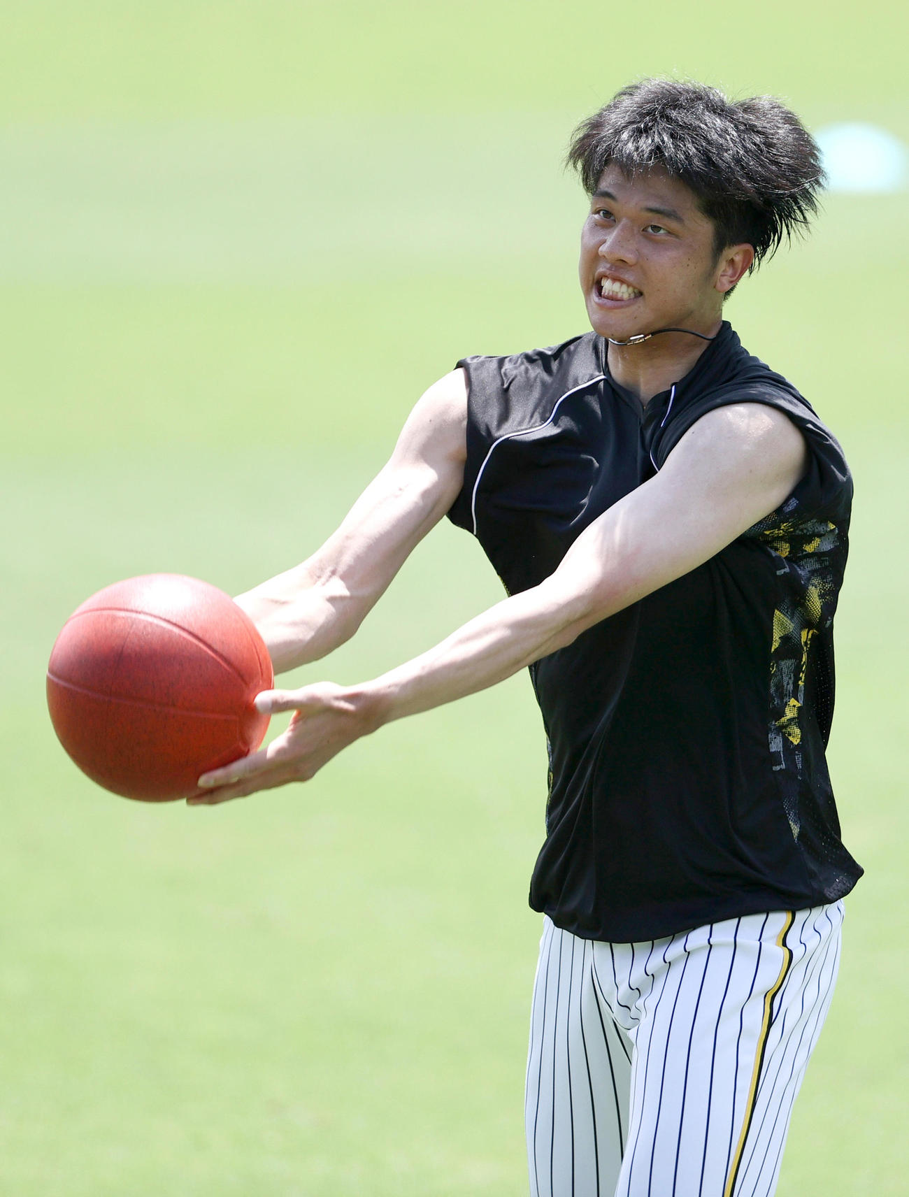 メディシンボールを投げる才木（撮影・上山淳一）