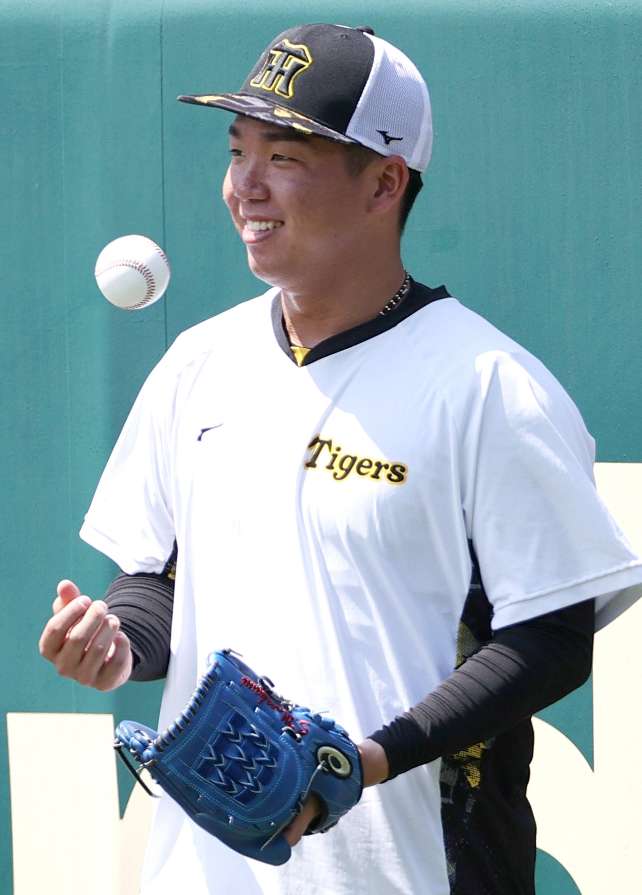 キャッチボールで笑顔をみせる村上（撮影・上山淳一）