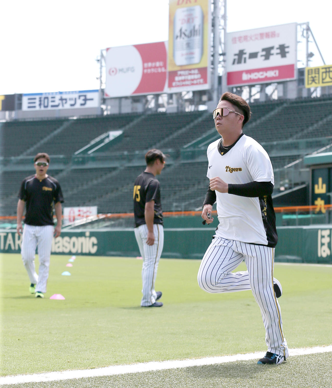 甲子園で走り込む村上（右）（撮影・上山淳一）