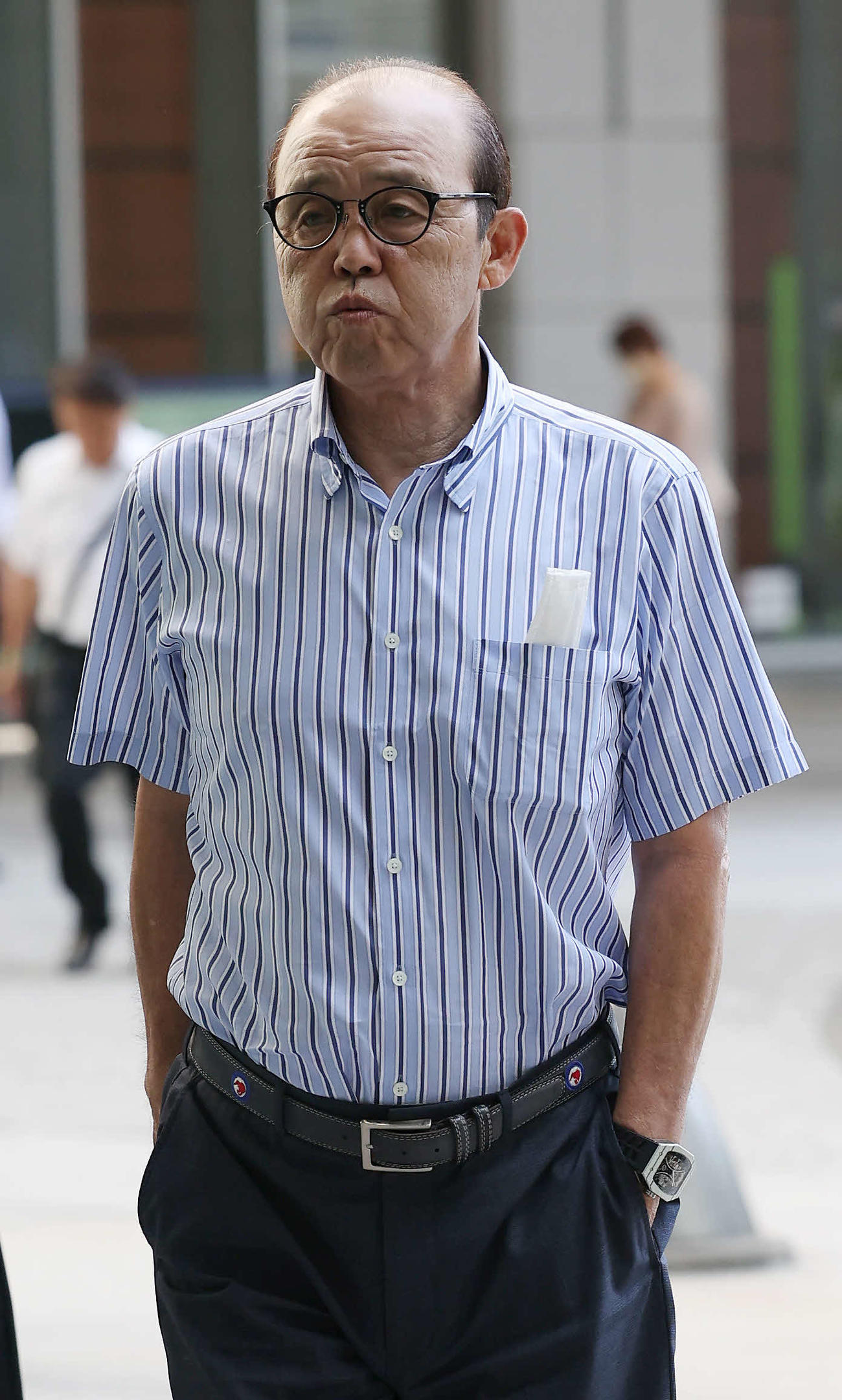 帰阪する阪神岡田監督（撮影・前田充）