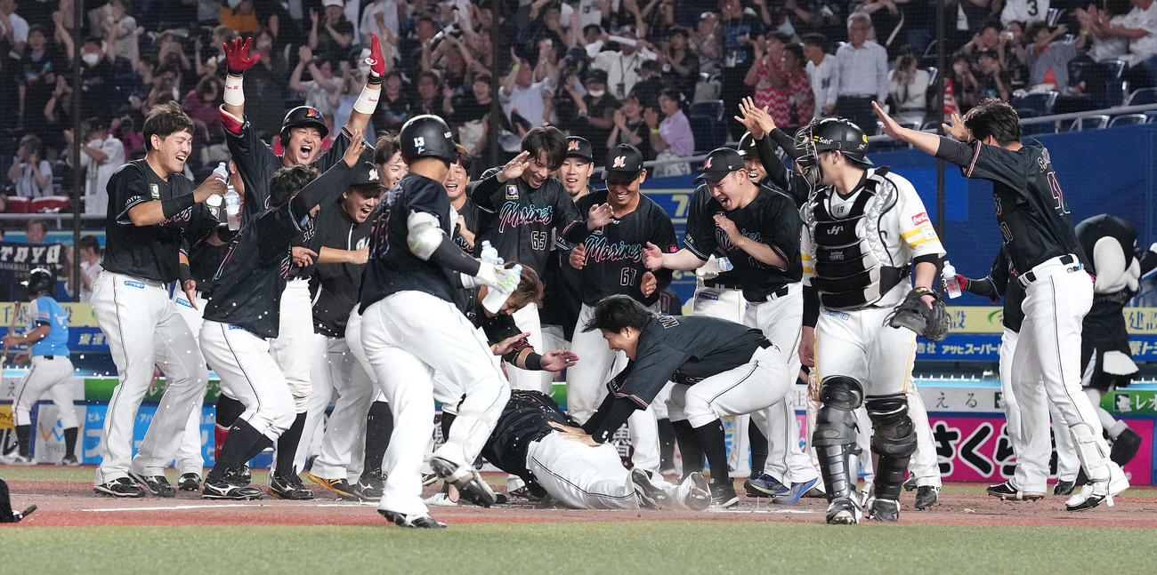 ロッテ対ソフトバンク　9回裏ロッテ2死一塁、サヨナラ本塁打を放ちヘッドスライディングで生還する角中を迎えるロッテナイン（撮影・鈴木みどり）