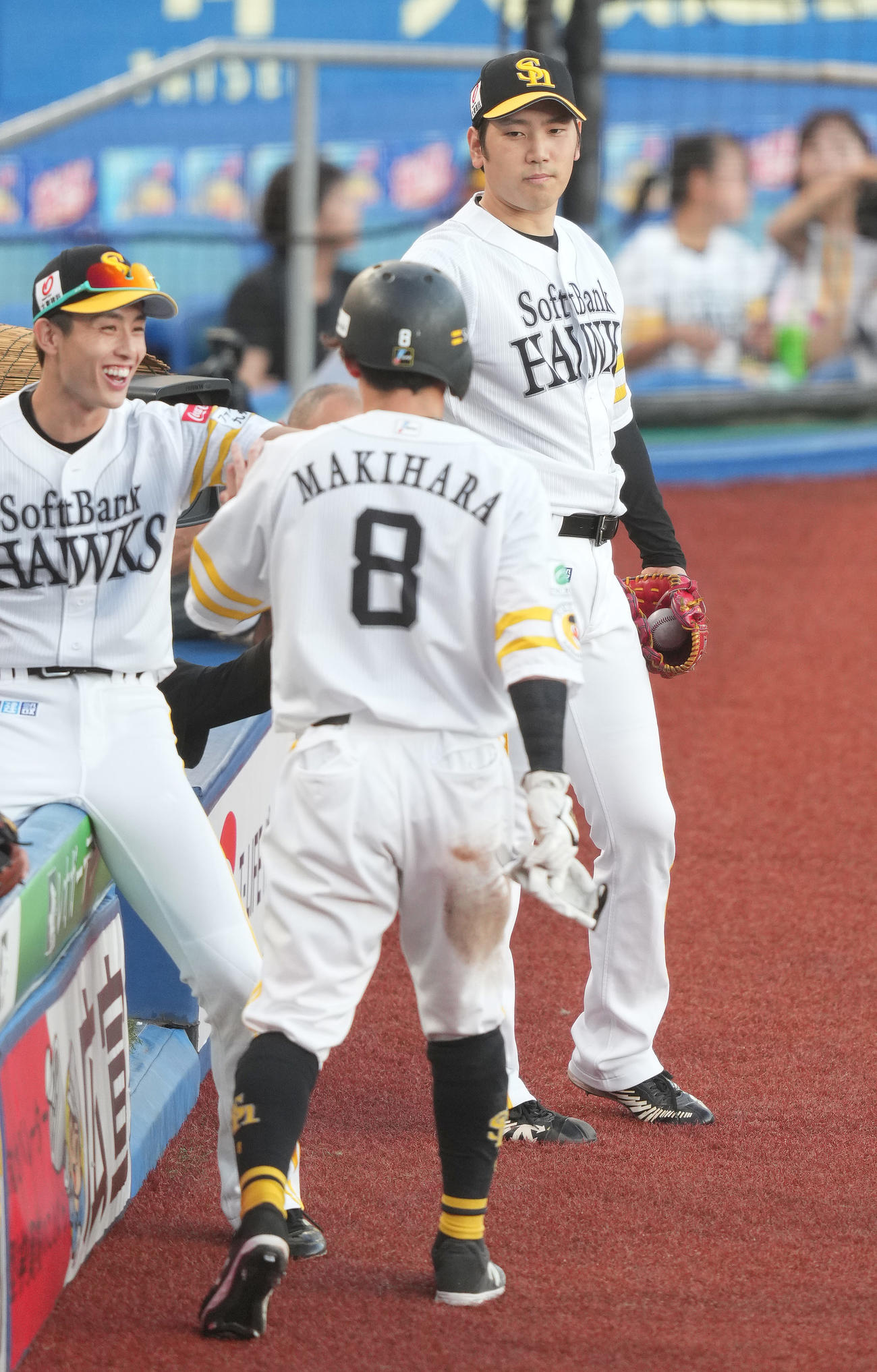 ロッテ対ソフトバンク　1回表ソフトバンク2死二塁、中村晃の右前適時打で生還した二塁走者牧原大を迎える石川（撮影・鈴木みどり）