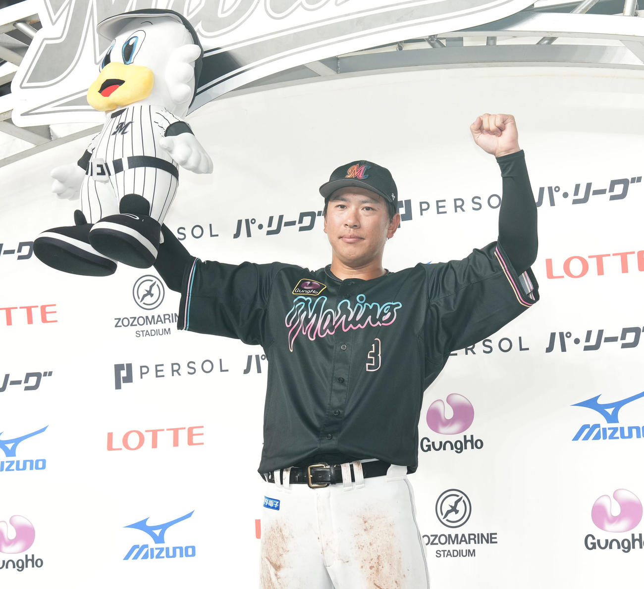 ロッテ対ソフトバンク　お立ち台でバンザイするロッテ角中（撮影・鈴木みどり）