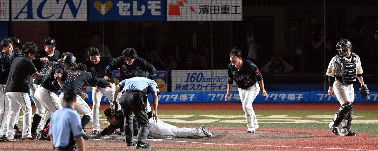 ロッテ対ソフトバンク　9回裏ロッテ2死一塁、サヨナラ2点本塁打を放ち本塁にヘッドスライディングで飛び込む代打角中（撮影・たえ見朱実）