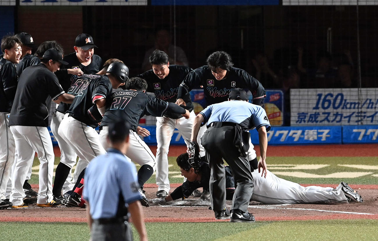 ロッテ対ソフトバンク　9回裏ロッテ2死一塁、サヨナラ2点本塁打を放ち本塁にヘッドスライディングで飛び込む代打角中（撮影・たえ見朱実）