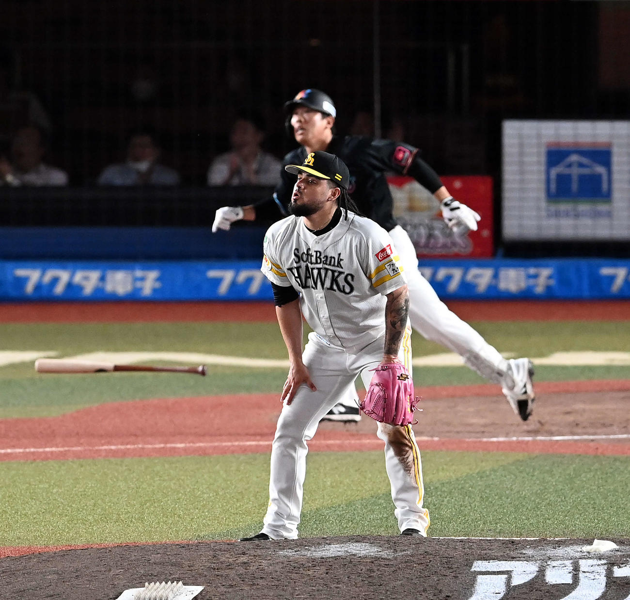 ロッテ対ソフトバンク　9回裏ロッテ2死一塁、代打角中にサヨナラ2点本塁打を浴びるオスナ（撮影・たえ見朱実）