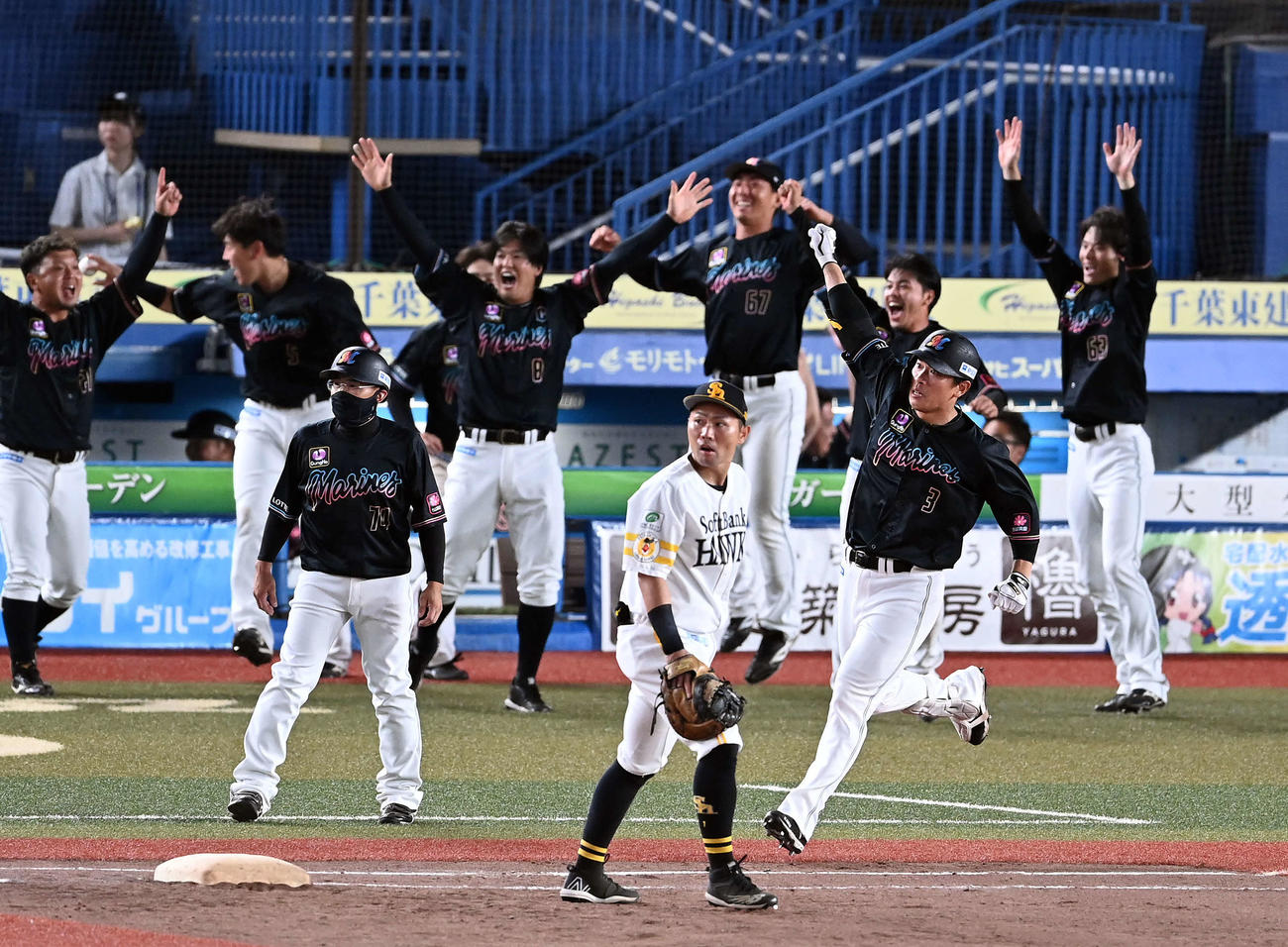 ロッテ対ソフトバンク　9回裏ロッテ2死一塁、サヨナラ2点本塁打を放ちガッツポーズを決める代打角中（撮影・たえ見朱実）
