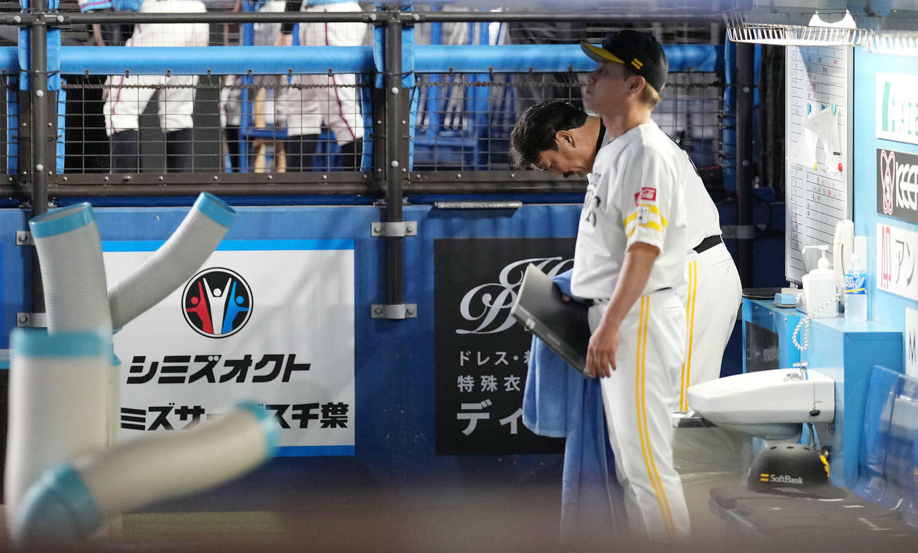 ロッテ対ソフトバンク　サヨナラ負けで12連敗を喫し、一礼してベンチから引き揚げるソフトバンク藤本監督（撮影・鈴木みどり）