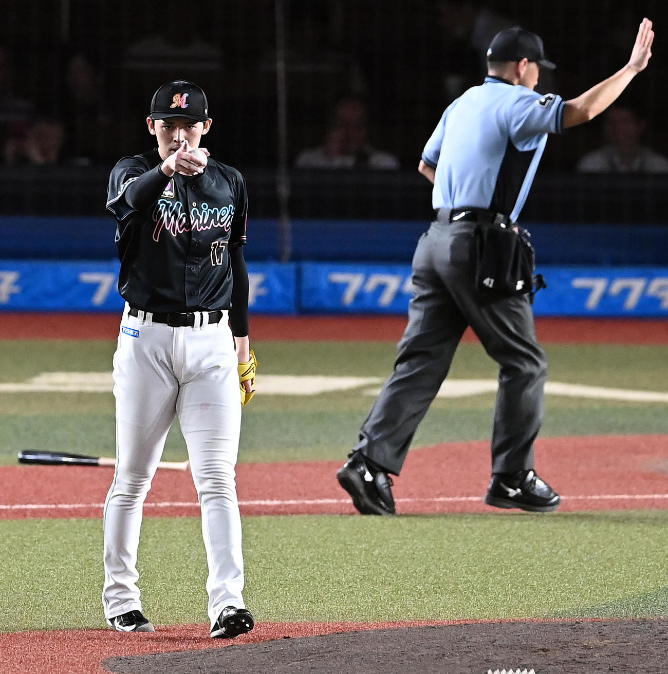 ロッテ対ソフトバンク　6回表ソフトバンク無死、柳田を遊ゴロに仕留めた佐々木朗は、野手に向かってポーズを決める（撮影・たえ見朱実）