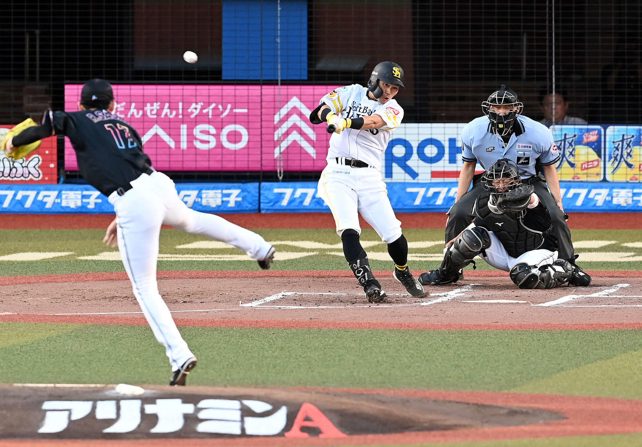 ロッテ対ソフトバンク　1回表ソフトバンク2死二塁、右前適時打を放つ中村晃。投手佐々木朗（撮影・たえ見朱実）