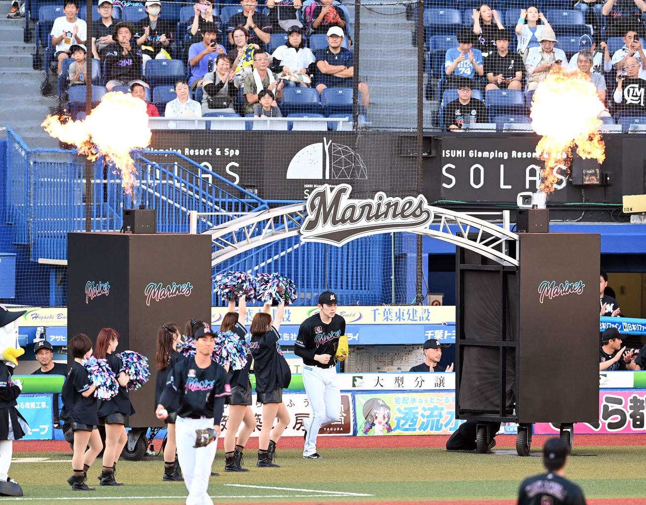 ロッテ対ソフトバンク　入場するロッテ佐々木朗（撮影・たえ見朱実）